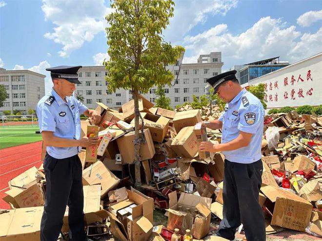 5亿元假酒案：几元的绵竹灌海之蓝假茅PG电子台包装可通过酒厂检验(图3)