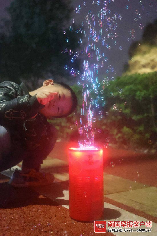 PG电子平台电子焰火、烟花手游……年轻人用产品体验年味(图1)