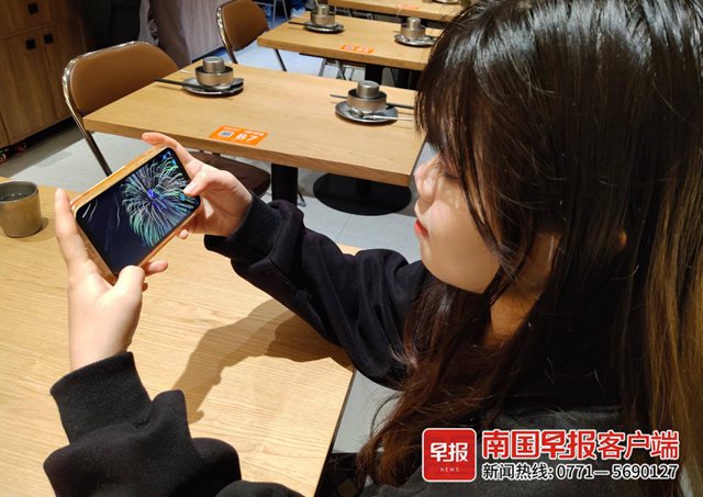 PG电子平台电子焰火、烟花手游……年轻人用产品体验年味(图2)